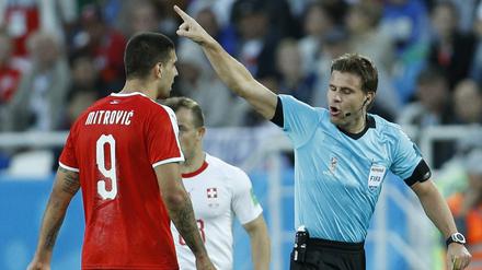 Raus. Schiedsrichter Felix Brych (r.) kommt zu keinem weiteren Einsatz bei der WM 2018.