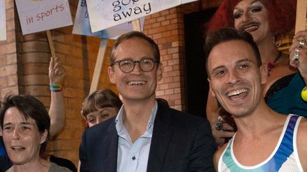 Michael Müller, Regierender Bürgermeister und Gastgeber, macht bei seinem Hoffest Werbung für den 40. CSD am 28. Juli.