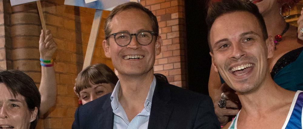 Michael Müller, Regierender Bürgermeister und Gastgeber, macht bei seinem Hoffest Werbung für den 40. CSD am 28. Juli.