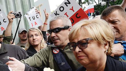 Malgorzata Gersdorf, Oberste Richterin in Polen, geht weiter zur Arbeit. Tausende protestieren gegen die Regierung.