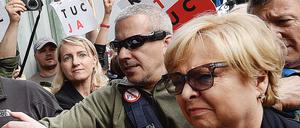 Malgorzata Gersdorf, Oberste Richterin in Polen, geht weiter zur Arbeit. Tausende protestieren gegen die Regierung.