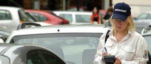 Hilft das Knöllchen? Viele Bezirke suchen nach Lösungen für den Parkplatzmangel.