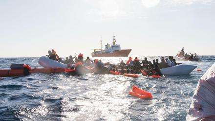 Zahlreiche Flüchtlinge, die auf Booten von Libyen aus nach Italien übersetzen wollten, werden während eines Rettungseinsatzes vor der libyschen Küste geborgen. 