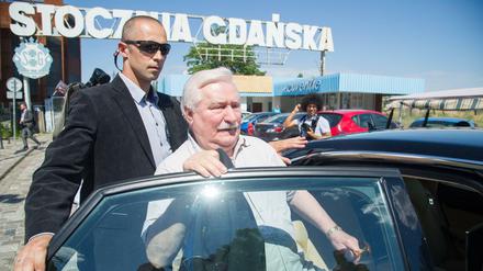 Lech Walesa posiert für Fotos vor dem Tor 2 der Danziger Schiffswerft - und macht sich dann auf den Weg nach Warschau zu den Protesten gegen die Justizreform.