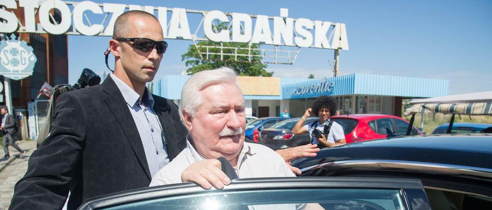 Lech Walesa posiert für Fotos vor dem Tor 2 der Danziger Schiffswerft - und macht sich dann auf den Weg nach Warschau zu den Protesten gegen die Justizreform.
