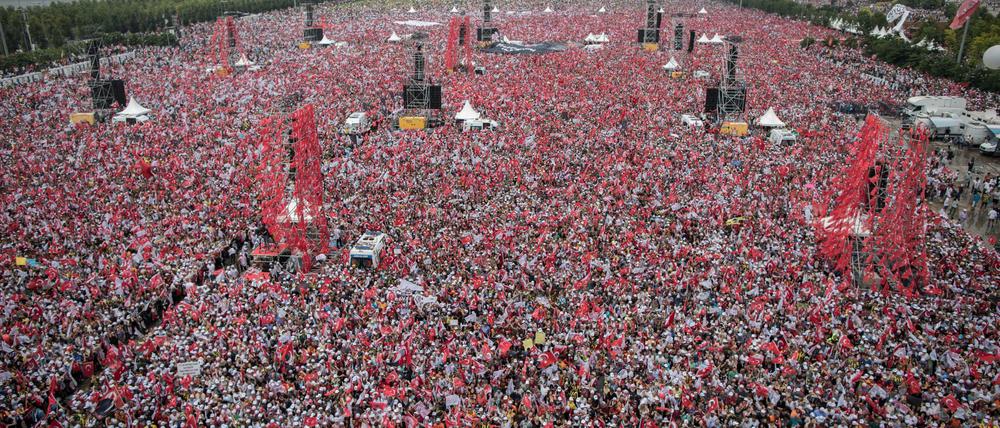 Gegner von Staatschef Erdogan bei einer Demonstration vor den Wahlen in in der Türkei. Woher sollen sie jetzt noch Hoffnung schöpfen?