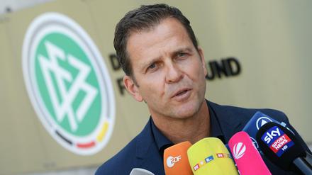 Oliver Bierhoff, hier bei der Pressekonferenz nach der Rückkehr der Nationalmannschaft, nimmt im Interview Stellung zu der Kritik an der Nationalmannschaft.
