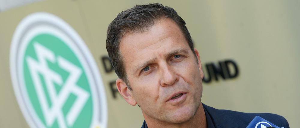 Oliver Bierhoff, hier bei der Pressekonferenz nach der Rückkehr der Nationalmannschaft, nimmt im Interview Stellung zu der Kritik an der Nationalmannschaft.