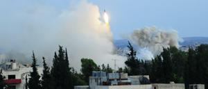 Eine Rakete wird von der Syrischen Armee in Richtung der von Rebellen kontrollierten Stadt Damaa abgefeuert.