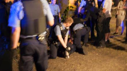 Umstrittener Einsatz. Zeugen schildern, die Polizei sei zum Handlanger rassistischer Security-Mitarbeiter geworden.