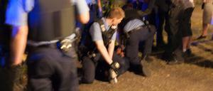 Umstrittener Einsatz. Zeugen schildern, die Polizei sei zum Handlanger rassistischer Security-Mitarbeiter geworden.