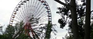 Geisterhaft. Der Wind lässt das Riesenrad im Spreepark quietschen.