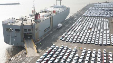 Fahrzeuge des Volkswagen Konzerns stehen zur Verschiffung im Hafen von Emden.