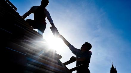 Dachdecker bis 67? Im Baugewerbe halten viele nicht bis zur regulären Rente durch. 