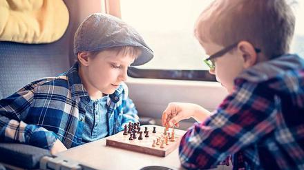 Du bist dran. Brettspiele vertreiben vor allem größeren Kindern die Langeweile bei Bahnfahrten besonders gut. 