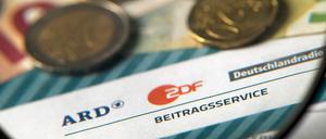 Hast Du schon bezahlt? Der Beitragsservice verlangt je Wohnung 17,50 Euro im Monat, egal, ob der Mieter oder Eigentümer den öffentlich-rechtlichen Rundfunk nutzt oder nicht.