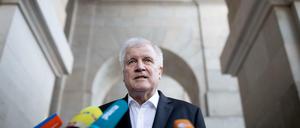 Horst Seehofer (CSU), Bundesminister des Innern, für Bau und Heimat, am Donnerstag vor dem Reichstagsgebäude.