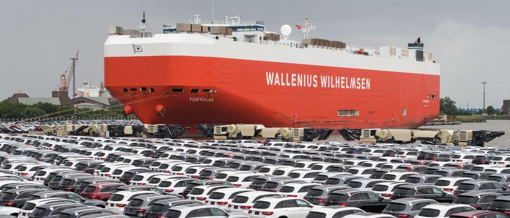 Neuwagen von Mercedes-Benz stehen auf dem Autoterminal der BLG Logistics Group in Bremerhaven.