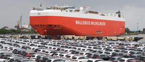Neuwagen von Mercedes-Benz stehen auf dem Autoterminal der BLG Logistics Group in Bremerhaven.