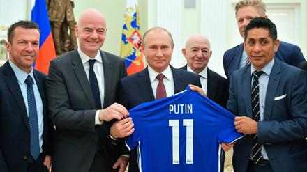 Putin zusammen mit Lothar Matthäus (l-r), Fifa-Präsident Infantino und Jorge Campos Navarrete, ehemaliger Nationalspieler von Brasilien.