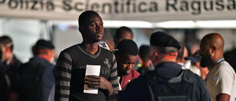 Ein Flüchtling wird im Hafen von Pozzallo auf Sizilien kontrolliert.