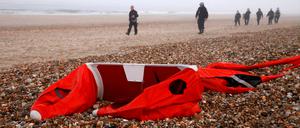 Polizisten patrouillieren am Strand von Wimereux.