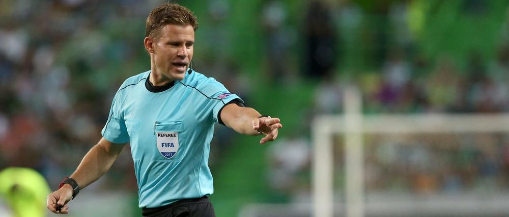 Hat nichts mehr zu melden: Weltschiedsrichter Felix Brych musste schon vor der Viertelfinalrunde seinen Hut nehmen.