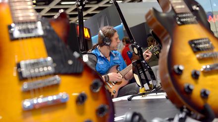 Ein Mann spielt auf einer E-Gitarre.