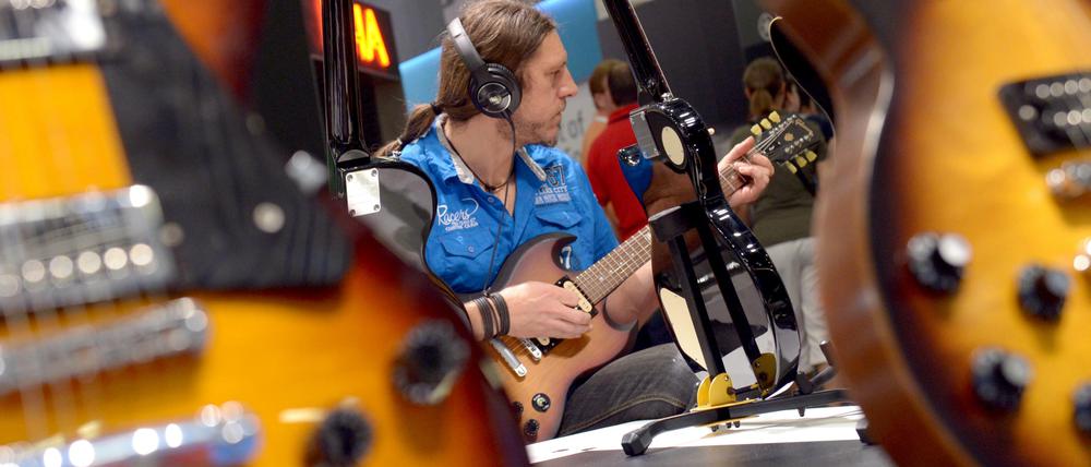 Ein Mann spielt auf einer E-Gitarre.