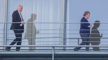 Bundeskanzlerin Angela Merkel (r, CDU) geht auf einem Balkon des Bundeskanzleramts vor Horst Seehofer, Bundesminister für Inneres, Heimat und Bau. 