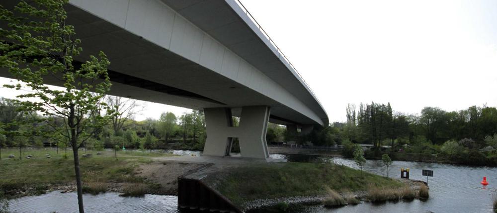 Die Fahrbahn der Rudolf-Wissell-Brücke wird während der Sommerferien 2018 saniert.