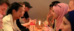Speed-Dating der Kulturen. Bei „Meet a Muslim“ haben Muslime und Nicht-Muslime acht Minuten Zeit, sich kennenzulernen.