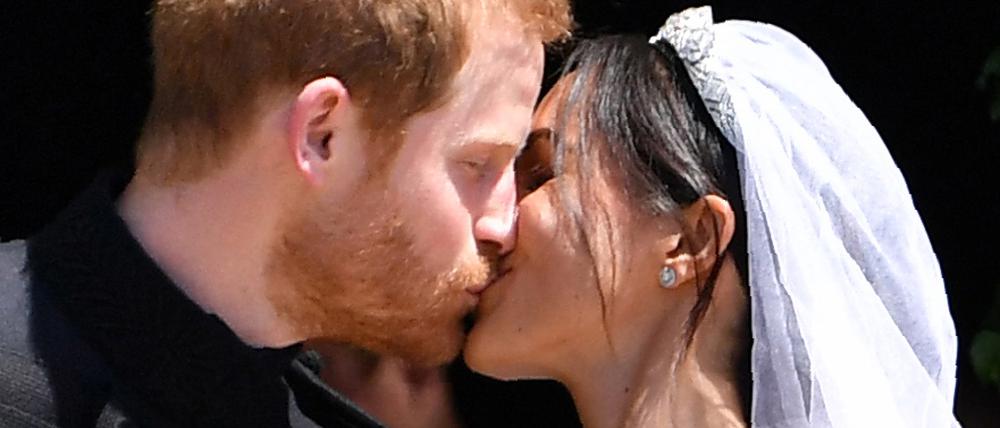 Der britische Prinz Harry und seine Frau Meghan küssen sich auf den Stufen der St.-Georgs-Kapelle nach der Trauung.