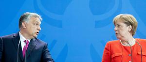 Ungarns Regierungschef Viktor Orban mit Bundeskanzlerin Angela Merkel bei der Pressekonferenz im Kanzleramt. 