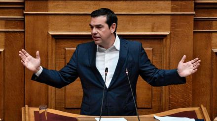 Regierungschef Alexis Tsipras - hier bei der jüngsten Parlamentsdebatte über die Wirtschaft und die Eurogruppen-Beschlüsse - kann nicht mehr auf seine Koalitionspartner bauen. 