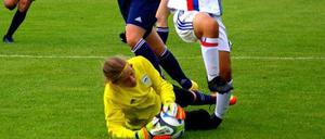 Mit vollem Einsatz. Autorin Anna-Chiara Sembdner hält den Ball fest.