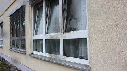 Blick auf ein beschädigtes Fenster der Flüchtlingsunterkunft in Jüterbog. 