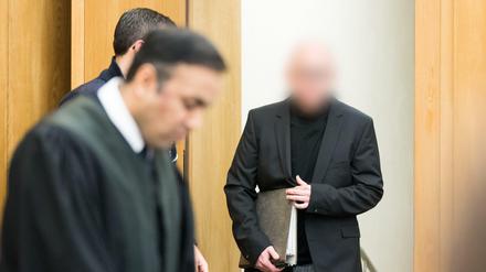 Der Angeklagte im Prozess um gestreckte Krebsmedikamente im Landgericht in Essen.