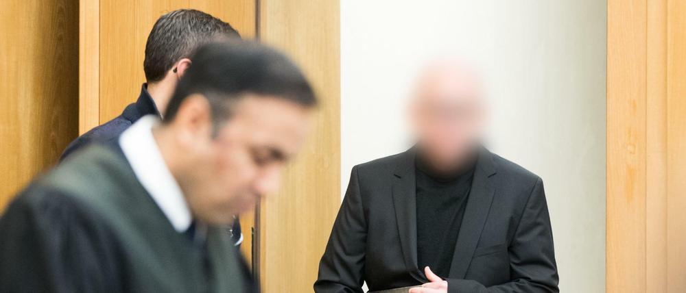 Der Angeklagte im Prozess um gestreckte Krebsmedikamente im Landgericht in Essen.
