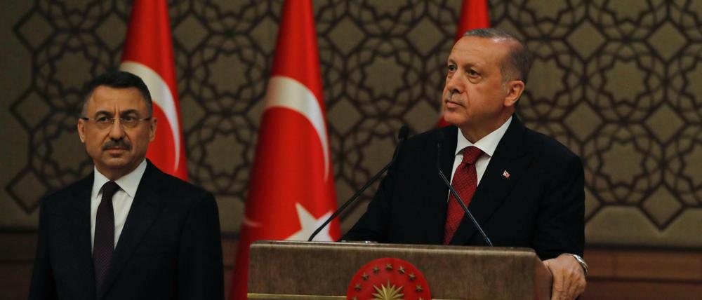 Recep Tayyip Erdogan (r), Präsident der Türkei, stellt Fuat Oktay (l) als neuen Vizepräsidenten der Türkei vor.