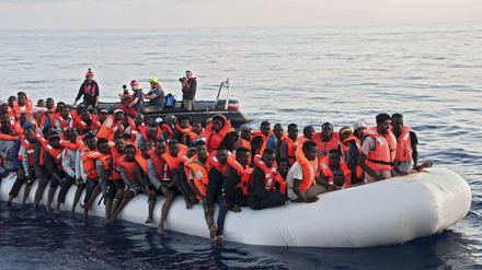 Gerettet. Flüchtlinge im internationalen Gewässer vor der libyschen Küste. 