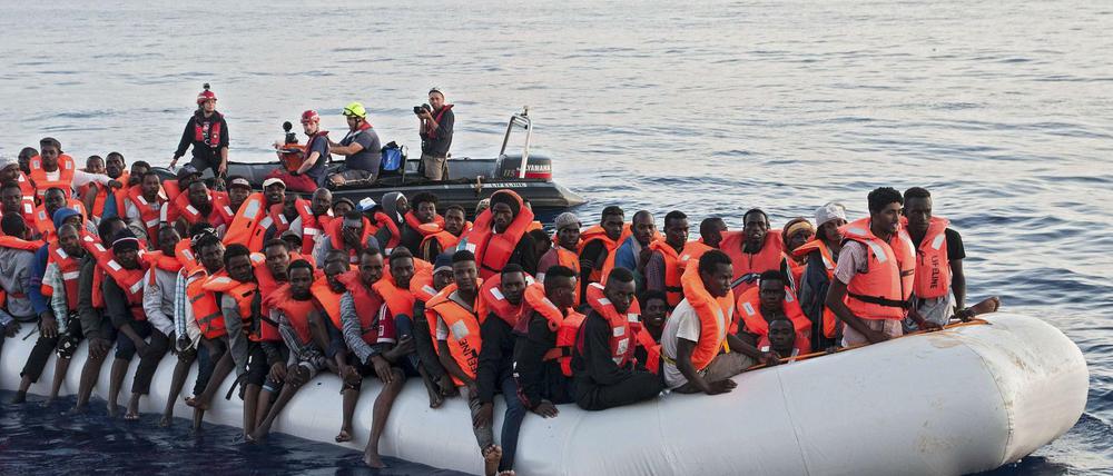 Gerettet. Flüchtlinge im internationalen Gewässer vor der libyschen Küste. 