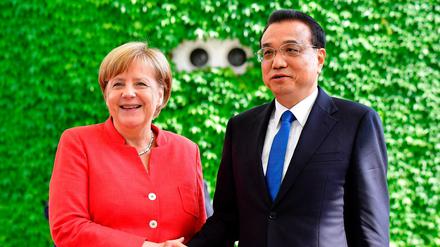 Bundeskanzlerin Angela Merkel begrüßt den chinesischen Premier Li Keqiang in Berlin.