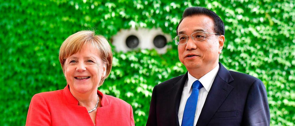 Bundeskanzlerin Angela Merkel begrüßt den chinesischen Premier Li Keqiang in Berlin.