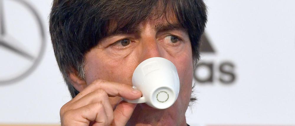 Schweigen und schlürfen. Espresso-Liebhaber Löw braucht acht Wochen für die Analyse.
