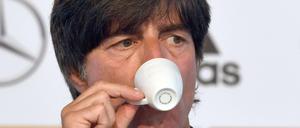 Schweigen und schlürfen. Espresso-Liebhaber Löw braucht acht Wochen für die Analyse.