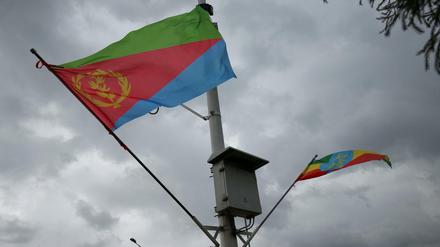 Eine äthiopische und eine eritreische Flagge flattern im Wind.