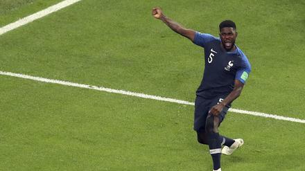 Samuel Umtiti aus Frankreich bejubelt seinen Treffer zum 1:0.