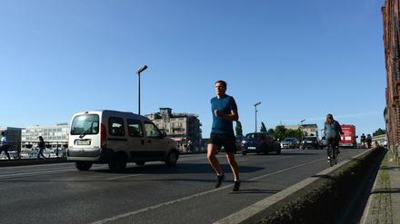 35 Kilometer bis zum heimischen Sofa. Turnschuhpendler Daniel Klarkowski nach Feierabend.