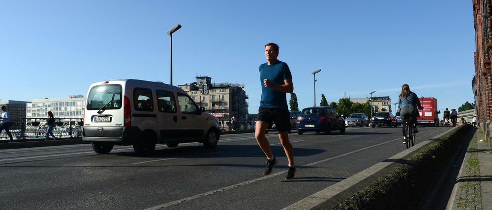 35 Kilometer bis zum heimischen Sofa. Turnschuhpendler Daniel Klarkowski nach Feierabend.